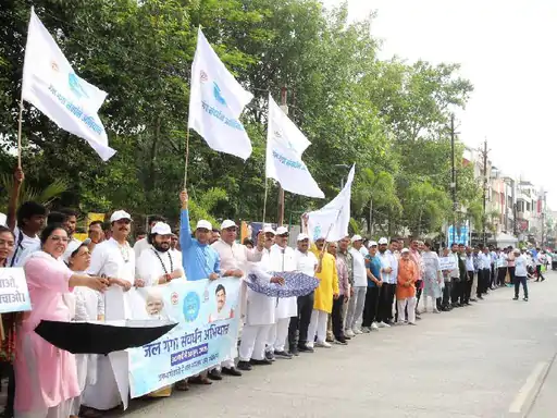 ‘उल्टी छतरी’ बनी जल बचाव की प्रतीक: इंदौर में मानव शृंखला से गूंजा पानी बचाने का संकल्प