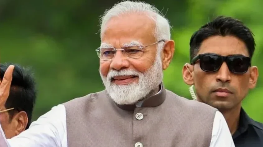 इंदौर में कांग्रेस का विरोध प्रदर्शन: मोदी सरकार को बताया ‘फेंकू’, बांटी मिठाइयाँ