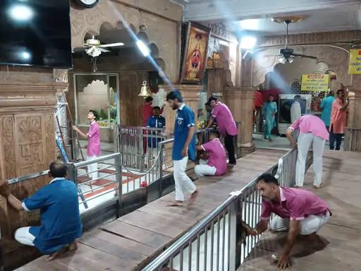 रणजीत हनुमान मंदिर में भक्तों का सफाई सेवा अभियान