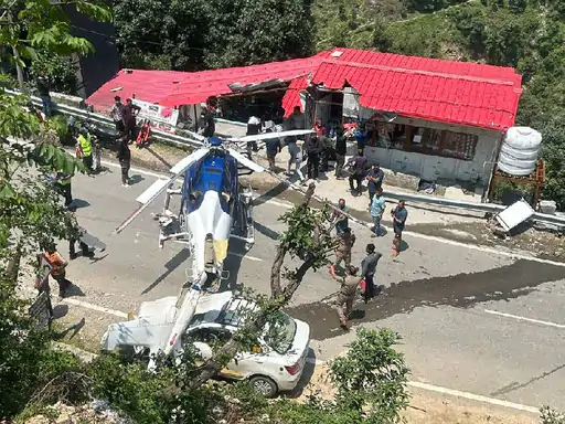उत्तराखंड में हाईवे पर हेलिकॉप्टर की इमरजेंसी लैंडिंग, हादसे में कार बुरी तरह क्षतिग्रस्त