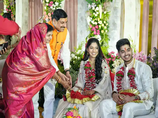 सीएम मोहन यादव के बेटे डॉ. अभिमन्यु की सगाई, डॉक्टर इशिता बनेंगी बहू; जानें पारिवारिक और राजनीतिक जुड़ाव