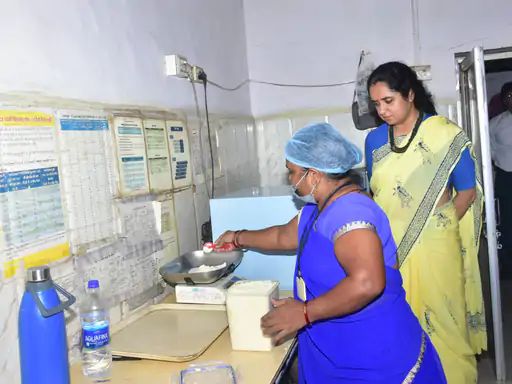 शामगढ़ स्वास्थ्य केंद्र में कलेक्टर का औचक निरीक्षण: साफ-सफाई से लेकर पोषण तक दिए निर्देश