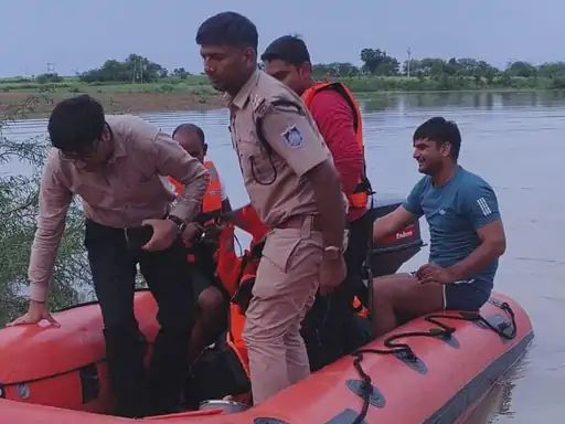 सिंध नदी की बाढ़ से संकट में गांव, 250 ग्रामीण रेस्क्यू