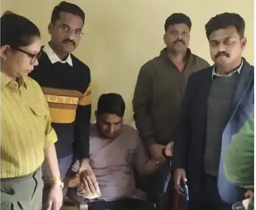 रतलाम सरपंच रिश्वत मामला: नियुक्ति रद्द, 6 वर्ष के लिए चुनाव से अयोग्य