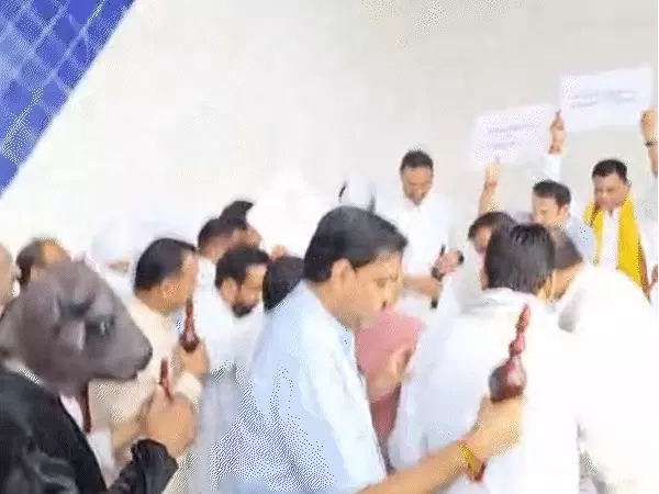 MP विधानसभा भैंस प्रदर्शन: कांग्रेस ने बीन बजाकर सरकार को जगाया |