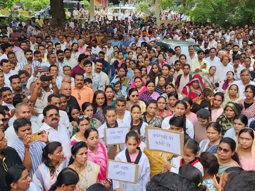 मंदसौर दुष्कर्मियों को फांसी की मांग पर उबाल, हजारों लोग सड़कों पर उतरे