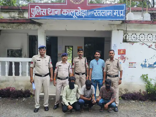 रतलाम कियोस्क सेंटर चोरी: 4 साथियों के साथ मिलकर की ₹1 लाख की चोरी