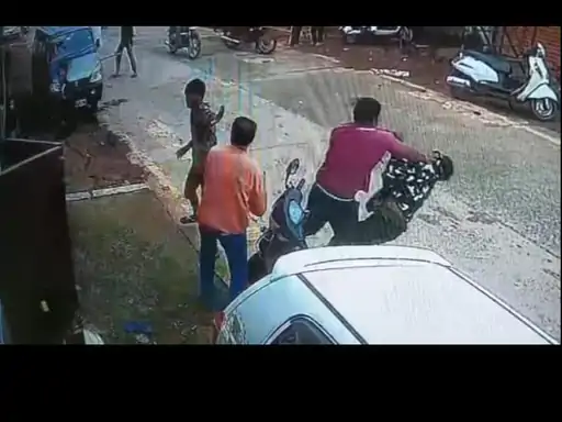 जबलपुर: नाबालिग लड़कों ने पिता और पुत्र पर बीच सड़क हमला